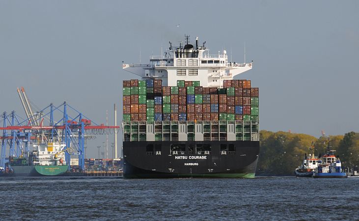 11_21423 Fotos vom Hamburger Hafen : Containerfrachter HATSU COURAGE - Zwei Schlepper warten vor Hamburg Finkenwerder auf das Containerschiff HATSU COURAGE, um den Frachter an seinen Liegeplatz zu schleppen. Links die Containerbrcken vom Container Terminal Burchardkai - die CMA CGM Charcot liegt dort am Athabaskakai. Der Containerfrachter Hatsu Courage ist 334,00 m lang und 42,80m breit, es fhrt 25 Knoten / kn. Der Frachter lief 2005 vom Stapel und hat bei einem Tiefgang von 14,50 m eine gross tonnage von 90449 und eine nett tonnage von 55452 und kann 8073 Standartcontainern / TEU Ladung an Bord nehmen.  www.bildarchiv-hamburg.de