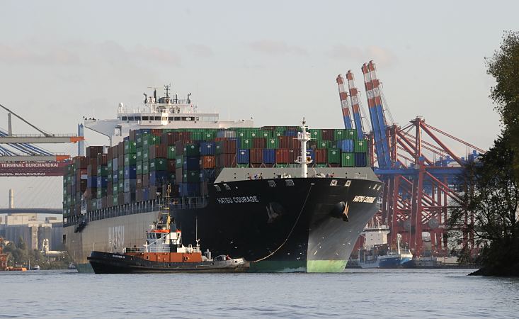 11_21424 Bilder aus dem Hamburger Hafen : Schlepper u. Containerfrachter :: Ein Schlepper dirigiert vorsichtig den Containerriesen HATSU COURAGE in den Hamburger Hafen - rechts die Containerbrcken vom Terminal EUROGATE und links die Brcken vom Terminal Burchardkai des Waltershofer Hafens. Der Containerfrachter Hatsu Courage ist 334,00 m lang und 42,80m breit, es fhrt 25 Knoten / kn. Der Frachter lief 2005 vom Stapel und hat bei einem Tiefgang von 14,50 m eine gross tonnage von 90449 und eine nett tonnage von 55452 und kann 8073 Standartcontainern / TEU Ladung an Bord nehmen.  www.bildarchiv-hamburg.de