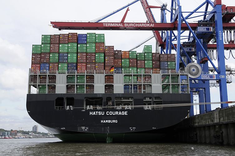 11_21426 Das hoch beladene Heck des Containerfrachters HATSU COURAGE am Athabaskakai des Terminals Burchardkai. Der Heimathafen des Frachtschiffs ist Hamburg. Der Containerfrachter Hatsu Courage ist 334,00 m lang und 42,80m breit, es fährt 25 Knoten / kn. Der Frachter lief 2005 vom Stapel und hat bei einem Tiefgang von 14,50 m eine gross tonnage von 90449 und eine nett tonnage von 55452 und kann 8073 Standartcontainern / TEU Ladung an Bord nehmen. ©www.bildarchiv-hamburg.de