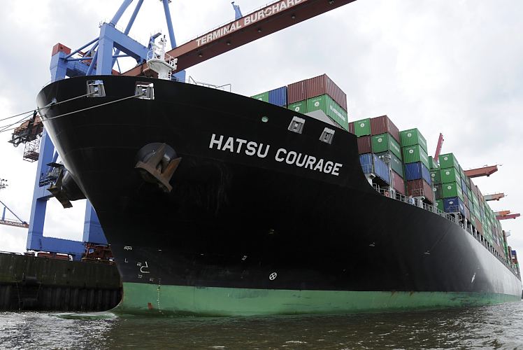 11_21427 Hafenfotos aus dem Hafen Hamburgs : Containerschiff am Athabaskakai  :: Der Bug und die zwei Anker vom Containerschiff HATSU COURAGE am Athabaskakai vom Container  Terminal Burchardkai. Der Containerfrachter Hatsu Courage ist 334,00 m lang und 42,80m breit und fhrt 25 Knoten / kn. Der Frachter lief 2005 vom Stapel und hat bei einem Tiefgang von 14,50 m eine gross tonnage von 90449 und eine nett tonnage von 55452; er kann 8073 Standartcontainern / TEU Ladung an Bord nehmen.  www.bildarchiv-hamburg.de