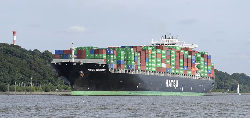 11_21429 Hafenfotografie aus Hamburgs : Containerschiff Hatsu Courage Hhe Wittenbergen -- Die Ladearbeiten am Frachter Hatsu Courage sind beendet, das Containerschiff luft aus dem Hamburger Hafen aus. Der Containerfrachter Hatsu Courage ist 334,00 m lang und 42,80m breit und fhrt 25 Knoten / kn. Der Frachter lief 2005 vom Stapel und hat bei einem Tiefgang von 14,50 m eine gross tonnage von 90449 und eine nett tonnage von 55452; er kann 8073 Standartcontainern / TEU Ladung an Bord nehmen.  www.bildarchiv-hamburg.de