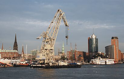 011_15093 - Schwimmkran vor dem Hamburg Panorama: ganz links der Turm der Petrikirche, dann die Nikolai Kirche, re. davon die St. Jacobikirche; re. vom Kran die St. Katharinen Kirche und hinter dem Raddampfer der Hafenrundfahrt die Kehrwiederspitze. 