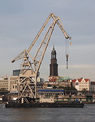 011_15094 - ein Schwimmkran bei den St. Pauli Landungsbrcken; im Hintergrund der Michel, das Wahrzeichen Hamburgs. 