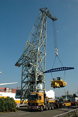 011_15095 - der Schwimmkran der HHLA hebt eine Baumaschine von einem Tieflader