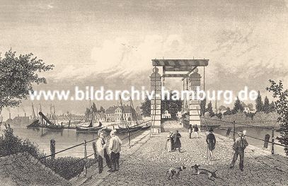 11_15776 - historisches Motiv / Blick von der Harburger Schlossbrcke in den Hafen Harburgs; zwei Hunde spielen im Vordergrund - Passanten gehen auf dem Kopfsteinpflaster. 