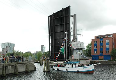 11_15778 - die geffnete Klappbrcke ber den Lotsekanal; ein Kutter fhrt Richtung Ziegelwiesenkanal. 