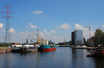 11_15779 - Blick von der Lotsekanalbrcke in den Lotsekanal; Binnenschiffe liegen am Lotsekai. 