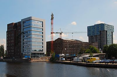 11_15780 - Blick vom Lotsekai ber den Lotsekanal Richtung Kanalplatz und Bahnhofskanal - die Restaurierungsarbeiten an dem Gebude der Harburger Mhlenbetriebe ( Bildmitte ) haben begonnen. 