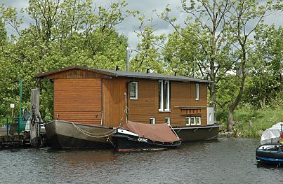 11_15790 - ein Hausboot im Harburger Hafen; an der Lngsseite liegt ein Beiboot.  