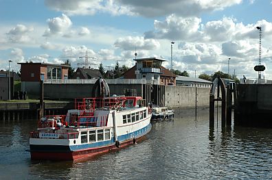 11_15791 - ein Schiff kommt von der Sderelbe und fhrt in die Harburger Hafenschleuse ein.