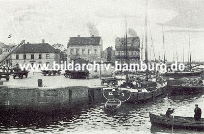 11_15794 - historisches Motiv vom Harburger Kanalplatz ca. 1890; ein Segelfrachter liegt am Kai.