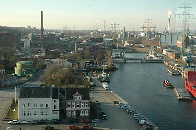 11_15795 - Blick auf den Kanalplatz und den Lotsekanal - in der rechten Bildmitte die Klappbrcke ber den Kanal und rechts der Lotsekai.