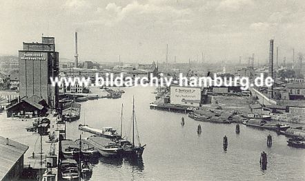 11_15796 - historisches Motiv vom Harburger Hafen - Blick ber den Lotsekanal; lks. das Silogebude der Harburger Mhlenbetriebe - am Kai Schuten und Binnenschiffe. 