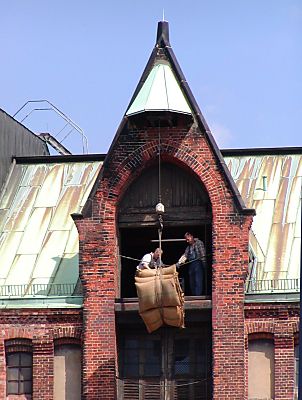 011_14073 - Winde mit Jutescken auf dem obersten Boden in einem Lagerhaus in der Hamburger Speicherstadt.