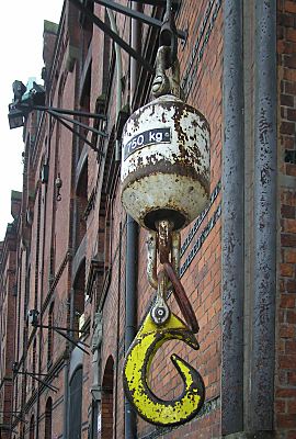 011_14075 - Haken einer Winde mit 750 kg belastbar; hngt vor der Fassade des historischen Speicher- gebudes.