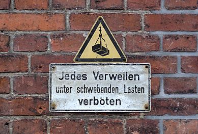 011_14077 - Warnschild: 'Jedes Verweilen unter schwebenden Lasten verboten.' 