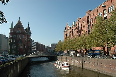 011_14080 - Blick auf den Brooksfleet in der Speicherstadt; eine Barkasse fhrt Touristen auf Hafenrundfahrt; re. das ehem. Direktionsgebude, lks. Lagerhuser. 