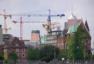 11_14081 - Baukrne zeugen von regen Bauaktivitten, um die Hafencity in der Speicherstadt voran zu bringen; Blick Richtung 'Am Sandorkai' 