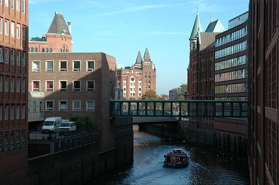 011_14084 - Blick in den Brooksfleet; eine Barkasse fhrt auf dem Kanal. 