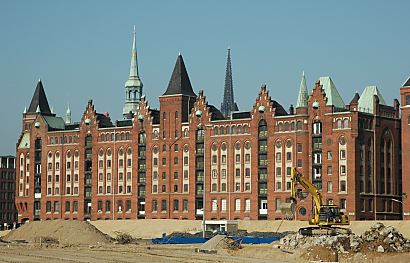 011_14085 - Blick auf die historischen Lagerhuser der Hamburger Speicherstadt am Brooktorkais' lks. der Turm der St. Katharinenkirche, re. der Kirchturm von St. Nikolai -  im Vordergrund beginnen Bauarbeiten fr einen weiteren Abschnitt der neuen Hafencity. 