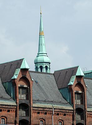 011_14086 - Giebel in der Speicherstadt; dahinter die Spitze vom St. Katharinen- kirchturm. 