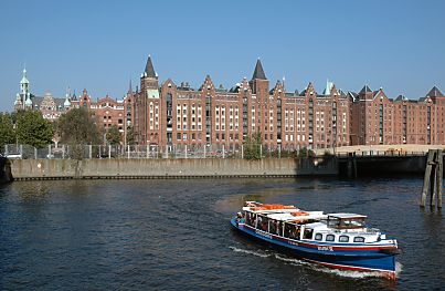 011_14089 - Barkasse auf ihrer Rundfahrt durch die Speicherstadt und den Hamburger Hafen.