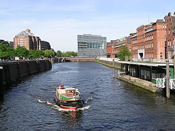 011_14092 - Barkasse im Zollkanal; rechts das Zollmuseum und das Zollgebude in der Speicherstadt.