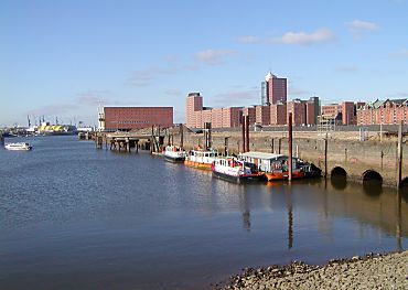 011_14096 - Blick ber den Grasbrookhafen zum Kaispeicher A; das Areal soll bebaut werden.