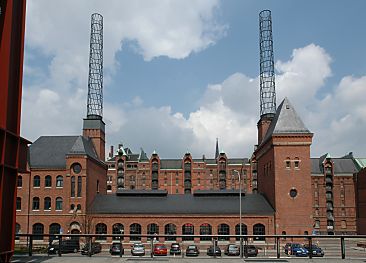 011_14328 - Frontansicht des Kesselhaus- Gebudes; das Drahtgeflecht symbolisiert die beiden ehemaligen Schornsteine der Anlage in der Speicherstadt.