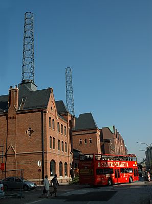 011_14329 - Sandtorkai - Seitenansicht Kesselhaus; ein roter Doppeldeckerbus der Stadtrundfahrt Hamburg biegt in die Strasse.