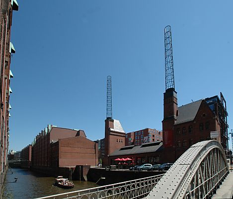 011_14330 - Blick von der Sandbrcke auf den Brooksfleet; ein Barkasse fhrt am Kesselhaus vorbei. 