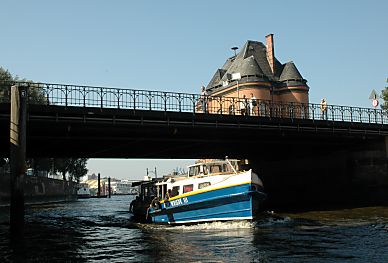 011_15236- der Beginn der Hamburger Speicherstadt am Kehrwieder; eine Barkasse startet hier ihre Hafenrundfahrt und zeigt den Touristen den groen zusammenhngenden Lagerkomplex - im Hintergrund die Polizeiwache.