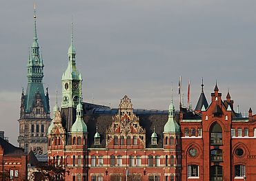 11_15239 - Blick zum sogen. Rathaus der Speicherstadt, dem Verwaltungsgebude der HHLA - dahinter der Turm vom Rathaus am Rathausmarkt, wo die Hamburger Brgerschaft tagt.