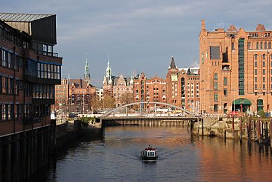 11_15240 - Blick in den Magdeburger Hafen, die Lagerhuser rechts vorn. sind abgerissen und die Restaurierungsarbeiten am Kaispeicher B sind an der Aussenfront fast abgeschlossen. 