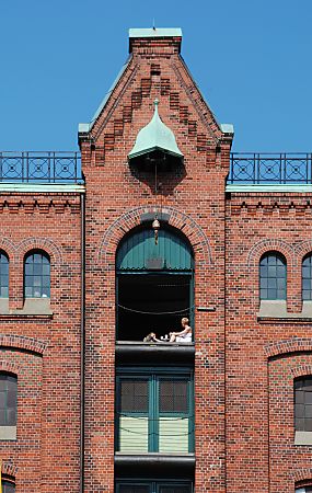 011_15811 - die Lagertr vom obersten Boden eines Lagerhauses in der Speicherstadt ist geffnet - zwei Angestellte sitzen in der Sonne.