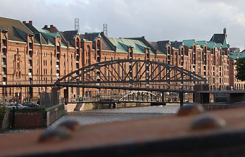 011_15813 - Blick von der Jungfernbrcke auf die Kibbelstegbrcke, die den Zollkanal berspannt und in die neue Hafencity fhrt; im Hintergrund die zwei "Metalltrme" vom Kesselhaus.