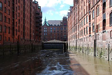 01_15782 - Ebbe in der Hamburger Speicherstadt, das Wasser ist abgelaufen und nur der Schlick ist zu sehen - Blick Richtung Kannengiesserortbrcke.