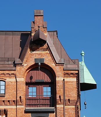 01_15787 - unter den Giebeln vom Lagerhaus im Hamburger Freihafen sind Winden angebracht, mit denen die Last auf die unterschiedlichen Etagen / Bden gehievt wird.