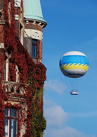 01_15791 - Heissluft - Fesselballon ber Hamburg; der fest installierte Ballon hat seinen Sttzpunkt an den Deichtorhallen; im Vordergrund die herbstliche Backstein- Architektur der Speicherstadt mit wildem Wein bewachsen. 