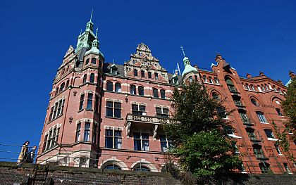 01_15794 - Blick vom Fleet hinauf zum Verwaltungs- gebude der HHLA, das auch Speicherstadt Rathaus genannt wird. 