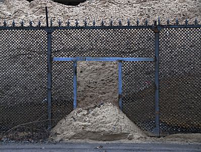 011_17367- ehemaliger Durchgang am Zollzaun an den Bahngleisen bei der Versmannstrasse - aufgeschttete Sandberge hinter dem Zollzaun drngen durch die Zaunffnung. 