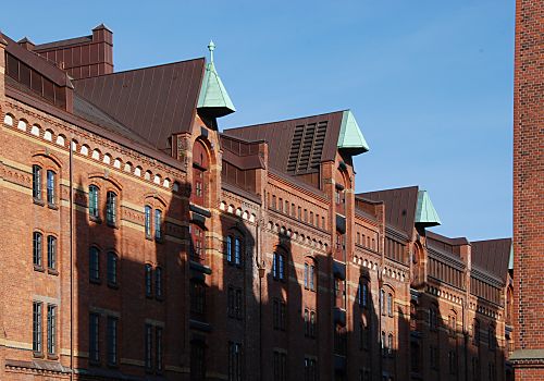 011_17373 - historische Hamburger Architektur der Speicherstadt in der Sonne  - die Dcher der Giebel, in denen die Winden aufgebaut sind, wurden mit Kupfer gedeckt - aus der Backsteinfassade sind die Schatten der Giebel von den gegenberliegenden Speichegebuden zu erkennen. 