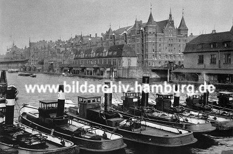 011_17376 - Blick auf die Zollhuser - Foto der Kaianlagen am Zollkanal; im Hintergrund die Speichergebude des Hamburger Freihafens - Schlepper liegen im Binnenhafen und warten auf Arbeit.