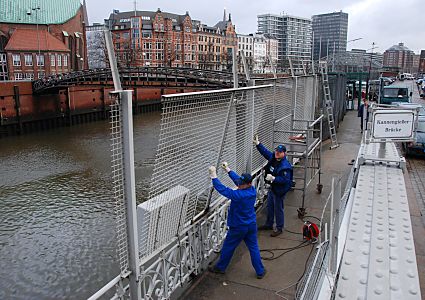 011_17384 - hamburgbild: ein grosses Stck vom Zaun wird herausge- nommen - und schafft freie Sicht fr die Besucher der Speicherstadt auf den Kanal und die St. Katharinenkirche.