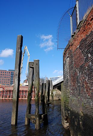 011_17390 - auch an der Kaimauer wird durch ein mit Spitzen bewehrtes Gitter ein unbefugtes berqueren der Hamburger Zollgrenze verhindert. hamburg fotografie