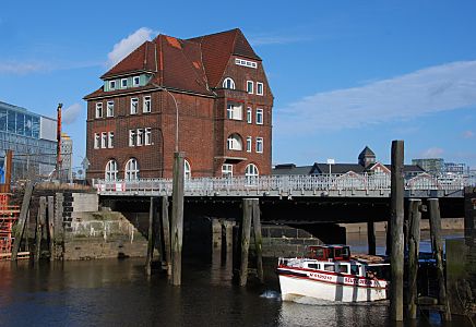 011_17391 - ehemalige Zollgrenze an der Ericusbrcke. Eine Barkasse der Hafenrundfahrt fhrt in den Ericusfleet ein. Alte Holz - Duckdalben stehen im Kanal, sie sind im unteren Bereich stark vermodert. 