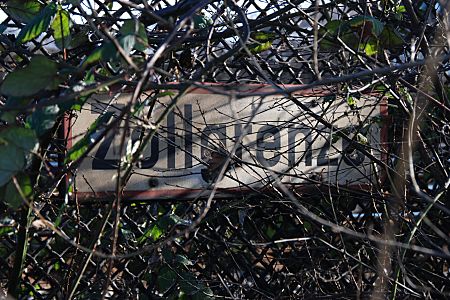 011_17395 - ein Schild mit der Aufschrift "Zollgrenze" hinter Gestrpp verborgen. 