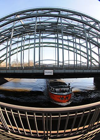 011_17396 - Blick von der Freihafen Elbbrcke - Foto vom Binnenschiff fhrt Richtung Hamburger Hafen. 