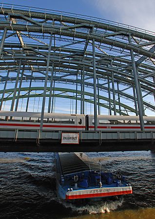 011_17397 - ein Binnenschiff passiert mit voller Fahrt die Zollgrenze whrend oben auf der Brcke ein ICE Zug fhrt. 