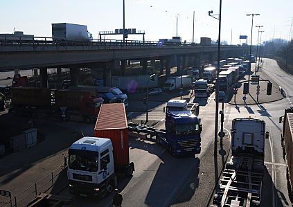 011_17402 - Lastwagenverkehr am Grenzbergang Waltershof - dicht gedrngt stehen die Containerlastzge im Stau - sie kommen von der Khlbrandbrcke und wollen den Hamburger Freihafen verlassen. 